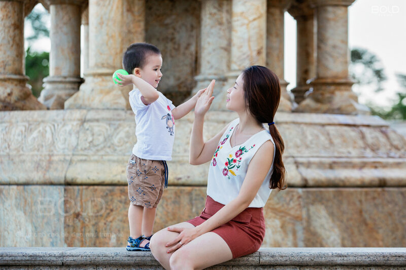 hình mẹ và bé chơi đùa