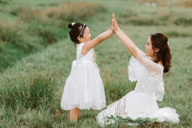 hình mẹ và bé đập tay