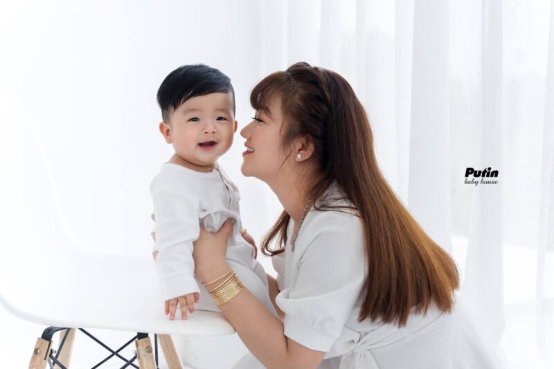 hình mẹ và bé đùa vui