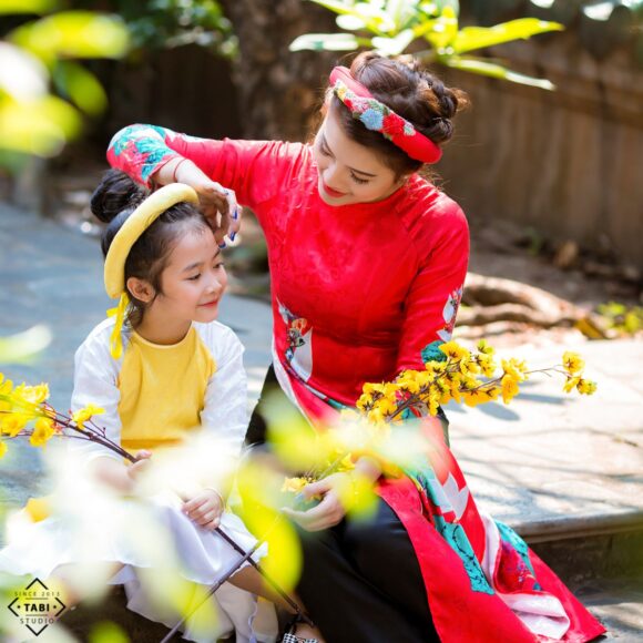hình mẹ và bé mặc áo dài