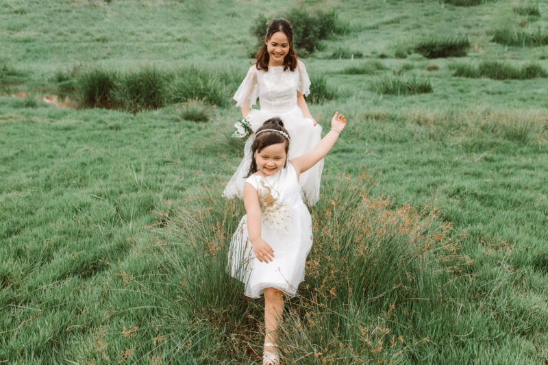 hình mẹ và bé trên đồng cỏ