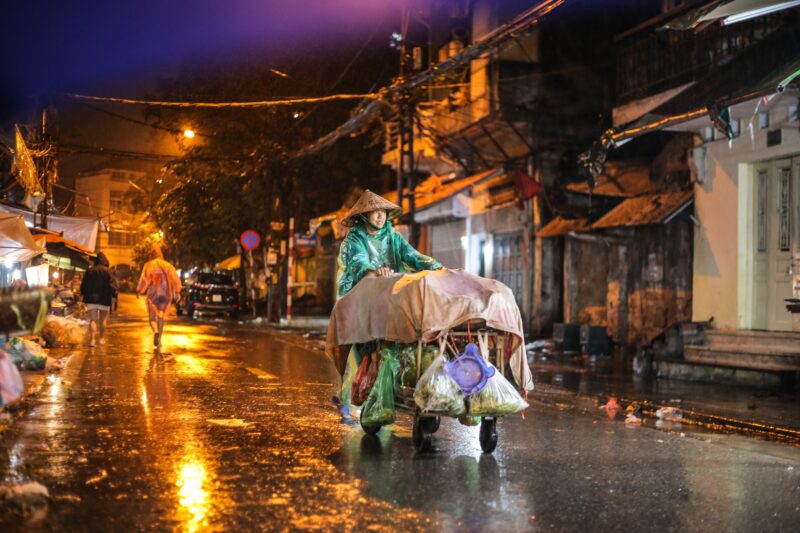 hình mưa đêm bán hàng rong