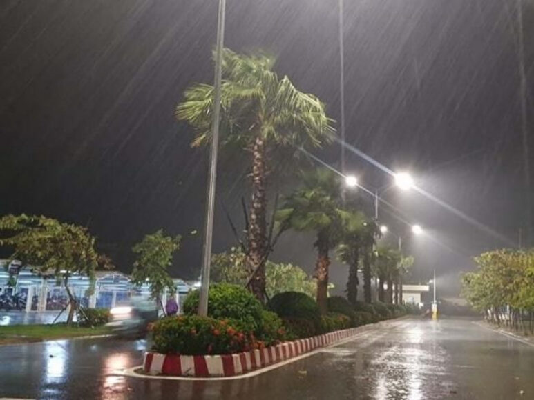 hình mưa đêm xối xả