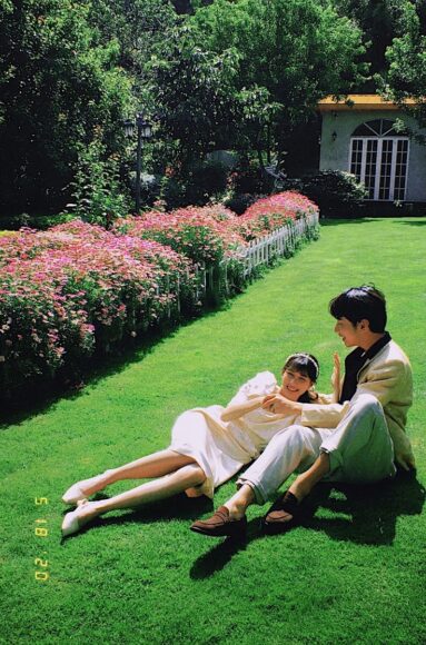 hình người yêu đùa giỡn trên cỏ