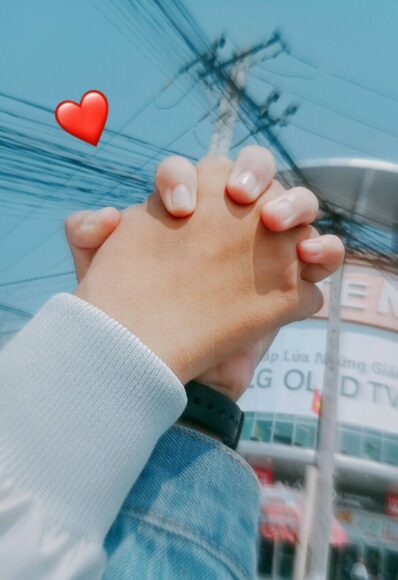 hình người yêu nắm tay đan chặt vào nhau