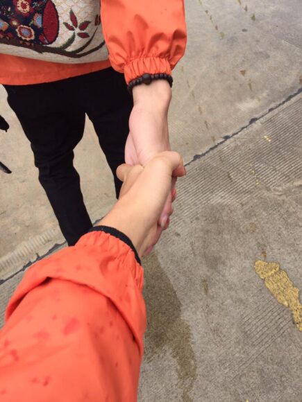 hình người yêu nắm tay dắt đi