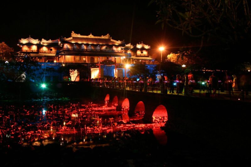 hình phố đêm Huế