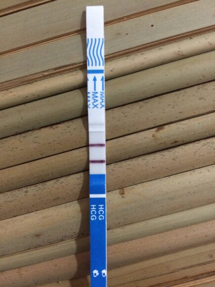 hình que thử thai 2 vạch đậm báo hiệu có thai