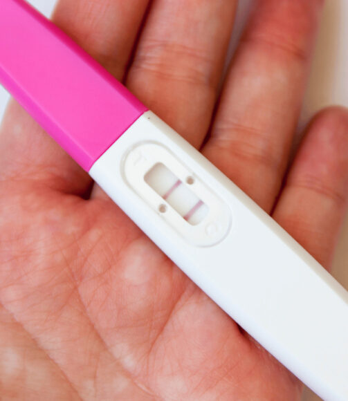 hình que thử thai 2 vạch đều mờ chân thật nhất