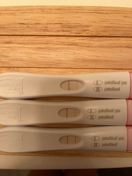 hình que thử thai 2 vạch trên nền gỗ