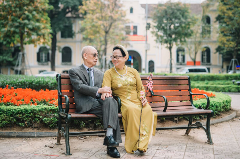 hình vợ chồng già ngồi ghế