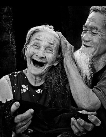 hình vợ chồng già ông buộc tóc cho bà