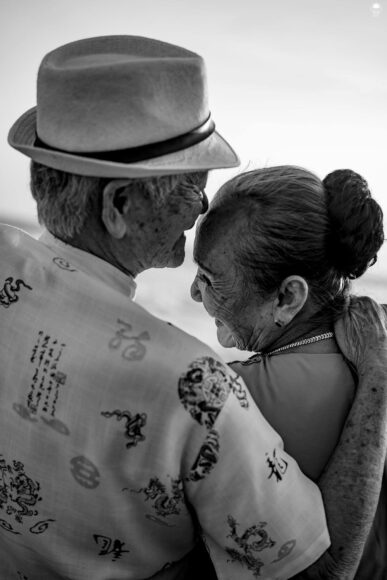 hình vợ chồng già tình cảm