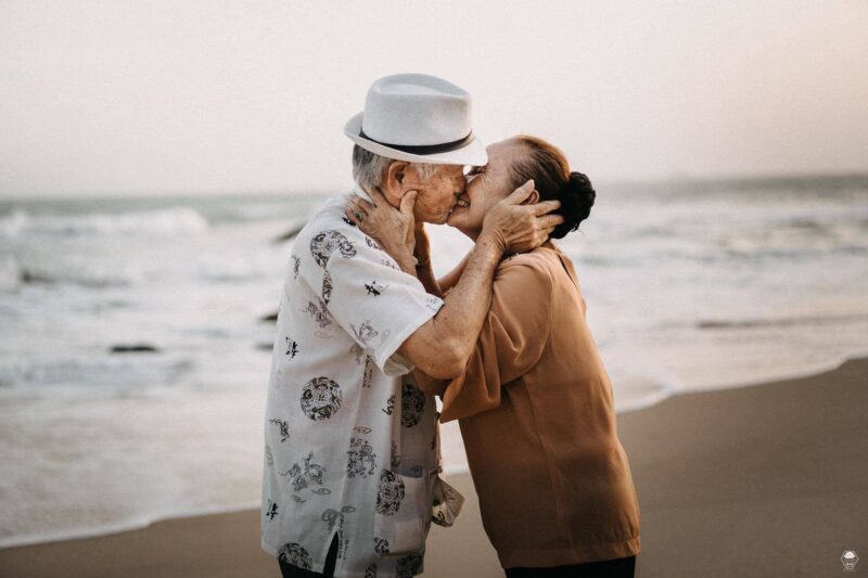 hình vợ chồng già trước biển