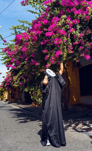 hình vô diện chụp ảnh với hoa