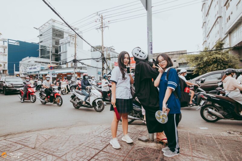 hình vô diện ôm cột