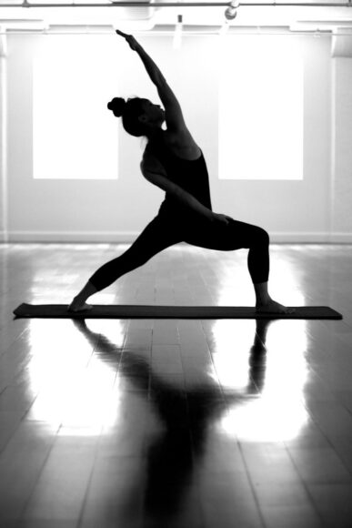 Hình yoga trắng đen đơn giản mà ấn tượng