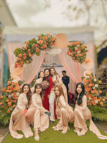 mẫu áo dài bưng quả ấn tượng