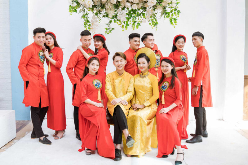 mẫu áo dài bưng quả đỏ