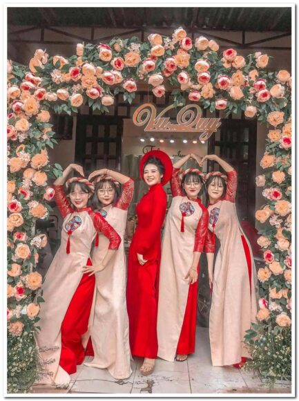 mẫu áo dài bưng quả gấm tay đỏ