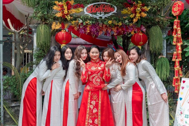 mẫu áo dài bưng quả lạ mắt