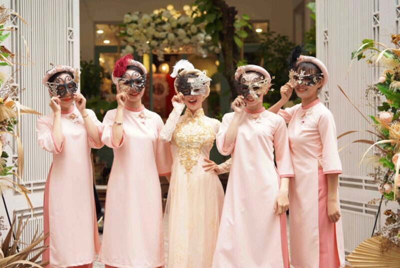 mẫu áo dài bưng quả lụa hồng phấn