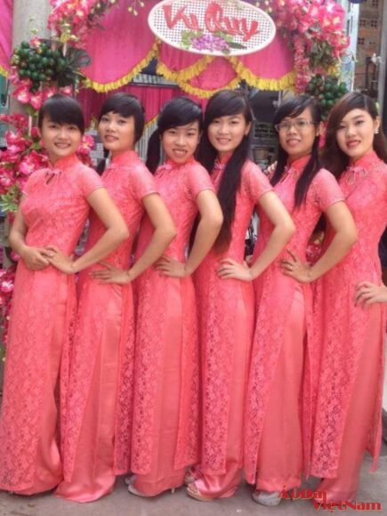 mẫu áo dài bưng quả màu hồng