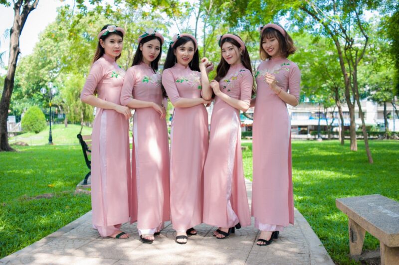 mẫu áo dài bưng quả màu hồng phấn