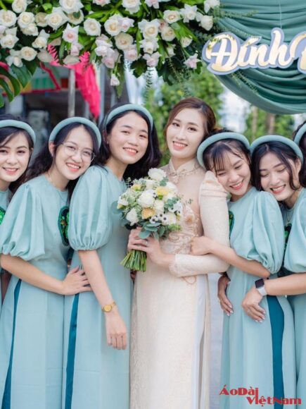 mẫu áo dài bưng quả màu xanh