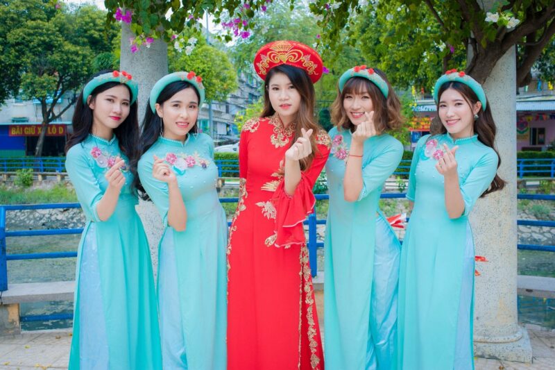 mẫu áo dài bưng quả màu xanh dương