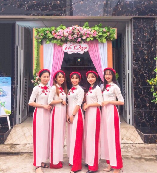 mẫu áo dài bưng quả trắng đỏ