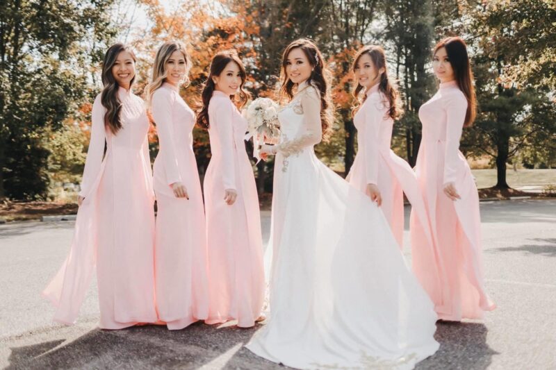 mẫu váy phù dâu đẹp áo dài hồng