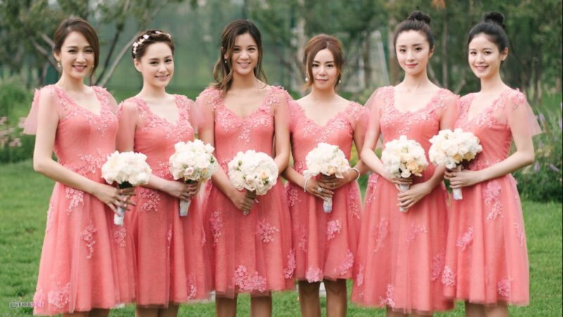 mẫu váy phù dâu đẹp màu hồng nổi bật