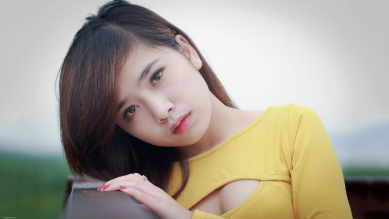 Hình nền girl xinh áo vàng