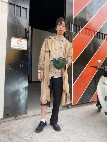 ảnh ăn xin hài hước cầm mũ bảo hiểm