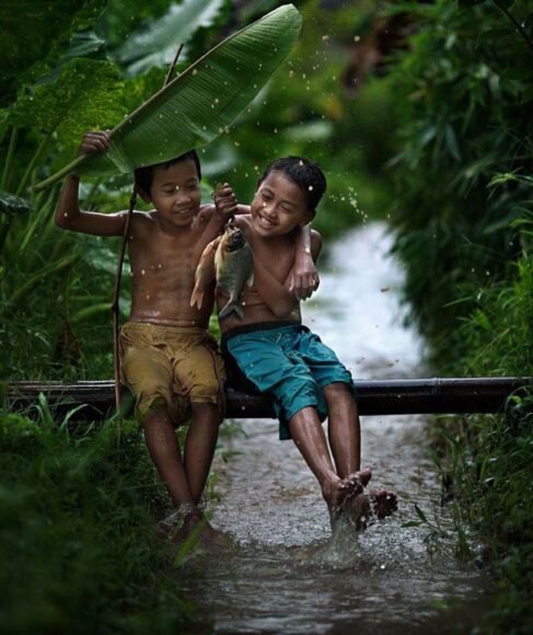 ảnh anh em tốt che lá chuối bên sông