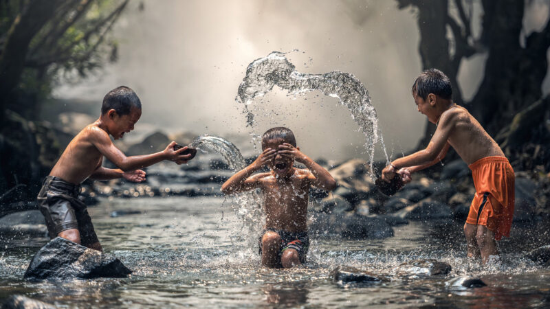 ảnh anh em tốt té nước vui đùa