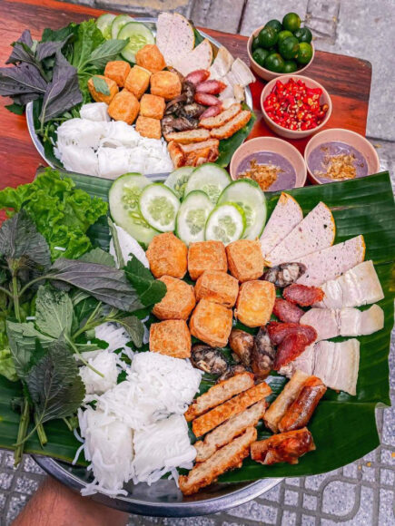 ảnh bún đậu mắm tôm đăt trên lá chuối