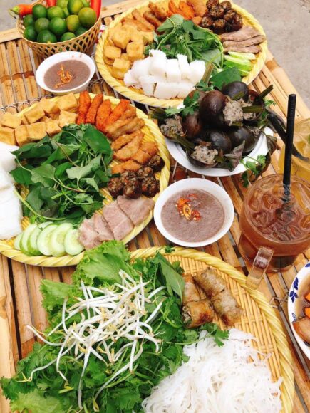 ảnh bún đậu mắm tôm đặt trên mẹt nhỏ