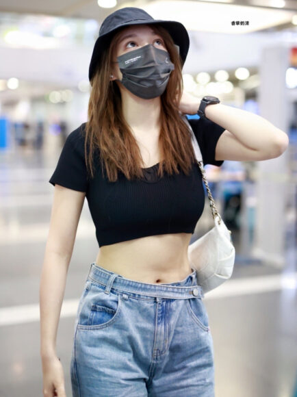 Ảnh eo thon che mặt nữ khoe vóc dáng mảnh mai