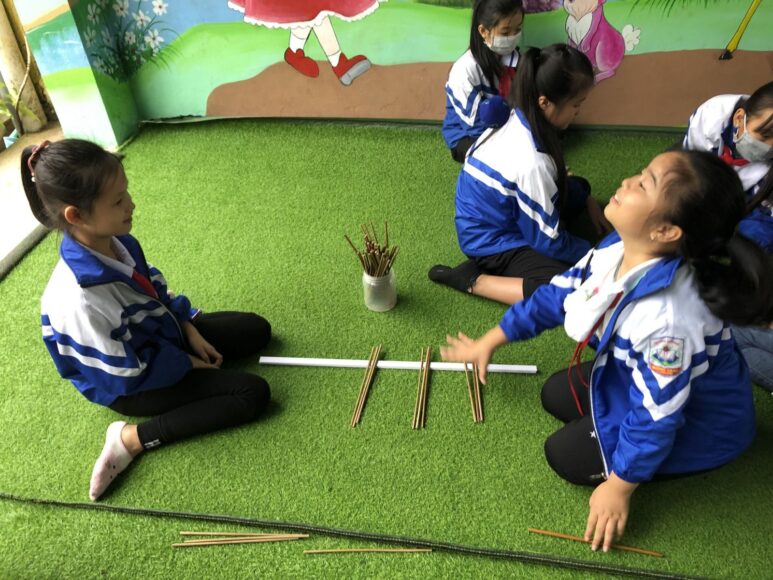 ảnh trò chơi dân gian Việt Nam học sinh chơi banh đũa