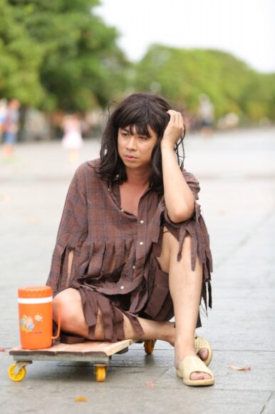 hình ăn xin hài hước ngồi suy nghĩ về cuộc sống