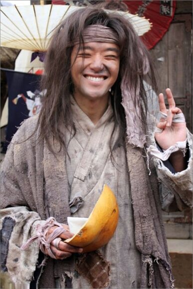 hình ăn xin hài hước phong cách cổ trang