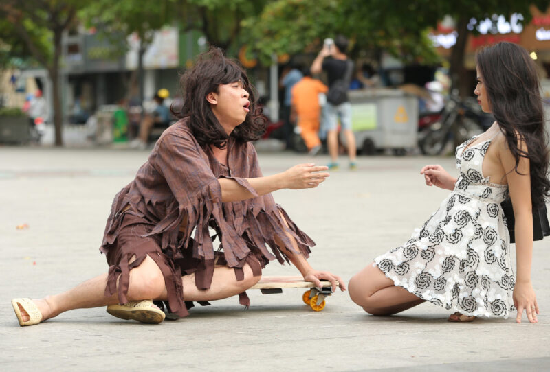 hình ăn xin hài hước và gái xinh