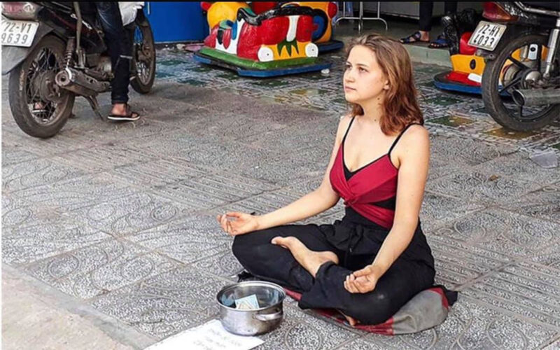 hình ảnh ăn xin hài hước gái xinh ngồi thiền