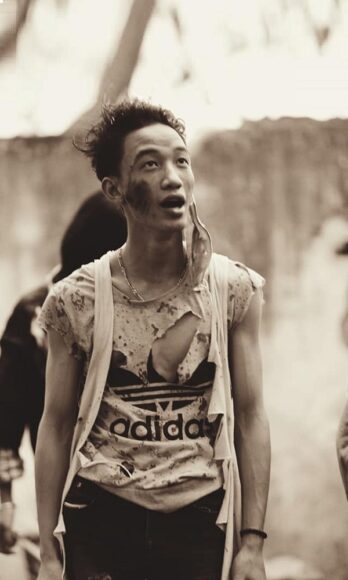 hình ảnh ăn xin hài hước mặc áo adidas