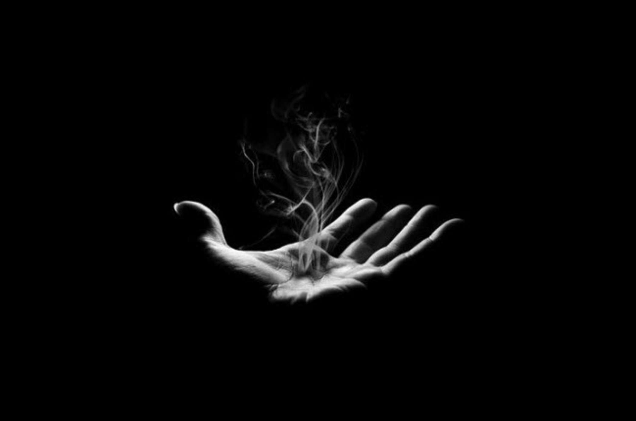 Сонник черные руки. Рука из дыма. Рука в темноте. Огонь. Магия на ладони.