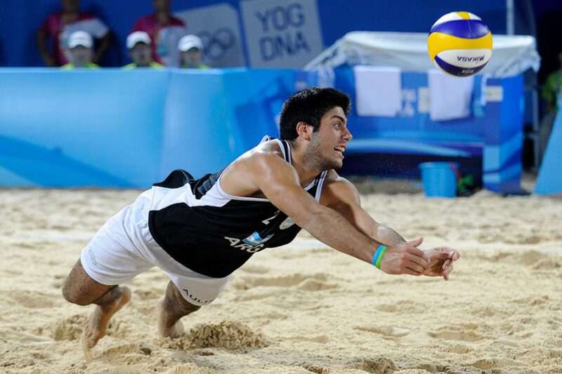 hình ảnh bóng chuyền đang được đánh