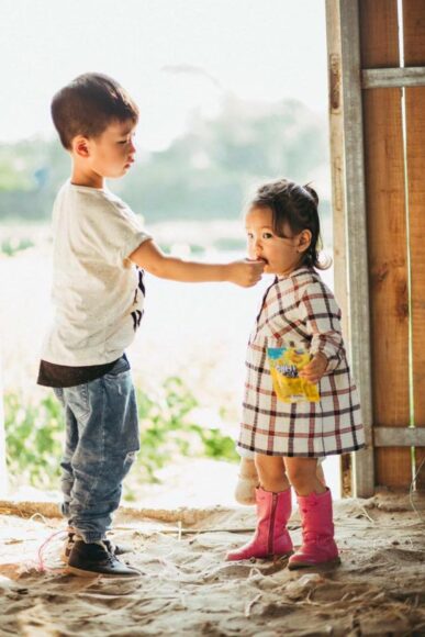 hình anh em tốt đút kẹo em ăn