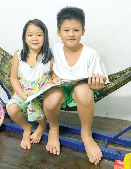 hình anh em tốt ngồi trên võng